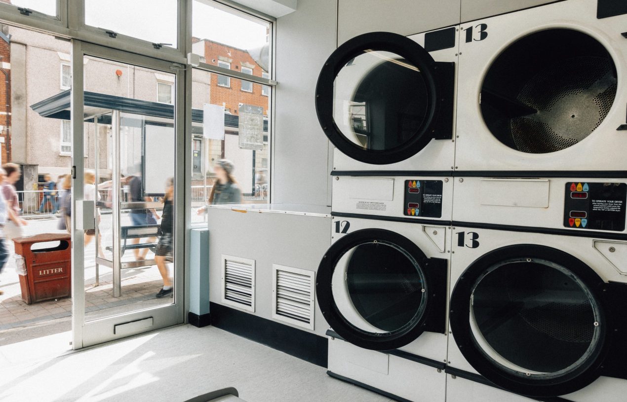 Pentingnya Pemasangan CCTV di Area Bisnis Laundry Koin