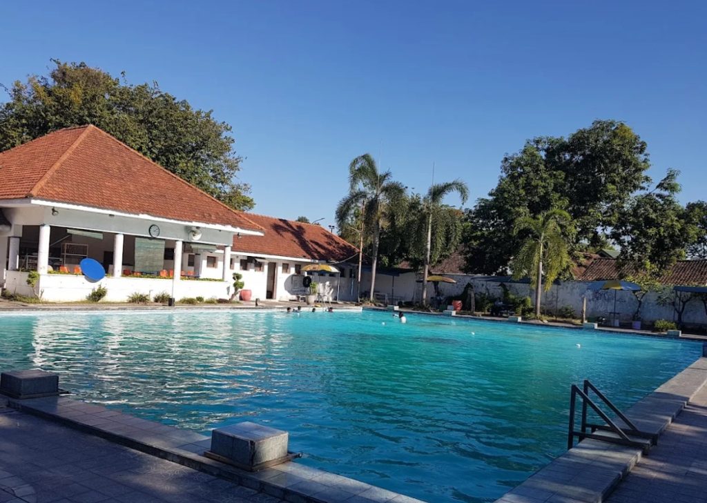 kolam renang hayamwuruk