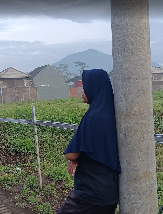 menyandar di tiang listrik
